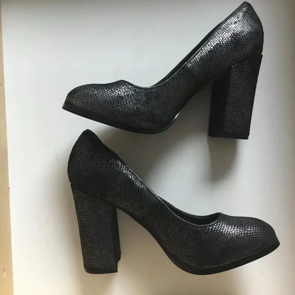 Isola Hayley Pumps High Heels Black silver Snake Print Block Heel sz 7.5 M - Picture 3 of 9